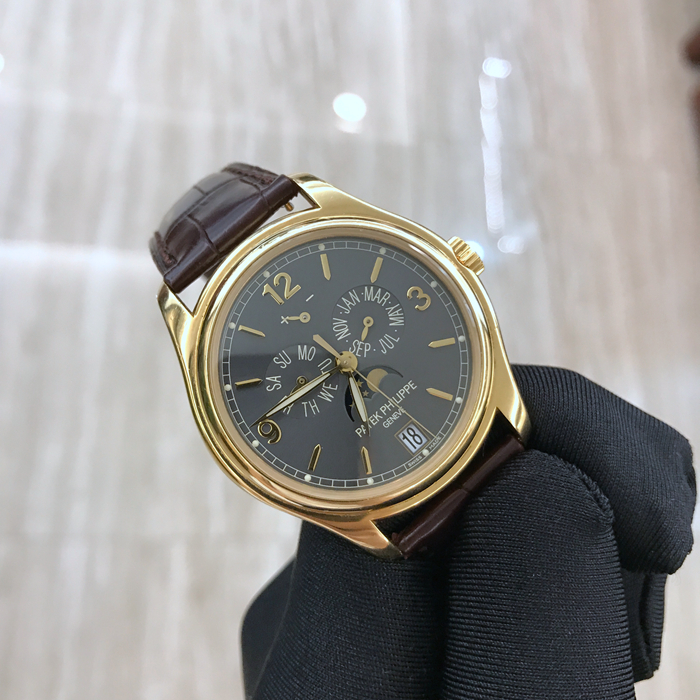 PATEK PHILIPPE 百达翡丽 复杂功能时计系列，5146J-010。39毫米表径，18K黄金表壳。深灰色表盘，金质立体时标和字块，中心大秒针。年历功能，指针式星期和月份显示、动力储存显示，视窗式日期显示、月相显示。自产 324 S IRM QA LU 自动上弦机械机芯，动力储备35小时-45小时。双P印记。蓝宝石水晶透盖，折叠式表扣。专柜定价：296000元。 单表附保卡。