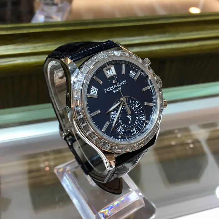 PATEK PHILIPPE 百达翡丽 复杂功能时计系列，5961P-001。PT950铂金款式，表壳镶嵌36颗长阶梯形钻石~3.48克拉，表扣950铂金镶钻，镶嵌22颗长阶梯形钻石（~0.97 克拉）。40.5 毫米表径，动力储存与昼/夜显示，计时功能，年历，视窗式星期、日期和月份显示。6 时位置设有 60 分钟和 12 小时单计时器。蓝宝石水晶透盖。CH 28-520 IRM QA 24H 自动上弦机械机芯，动力储备45-55小时。百达翡丽双P印记。专柜售价：1110200元。 全套附件齐全。