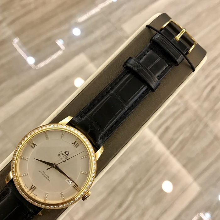 Omega 欧米茄 碟飞系列，424.58.40.20.52.001。39.5毫米表径，18K黄金原钻表壳，银色圆形面盘，3点位置日期显示，自动上弦机械机芯，动力储备48小时。专柜定价：153000元。 单表无附件。