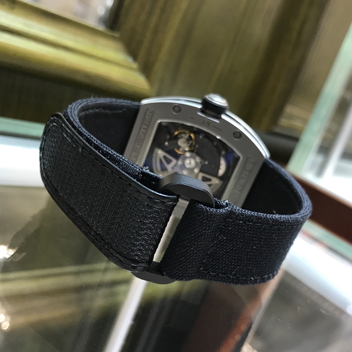 RICHARD MILLE 理查德米勒 RM 005。45*37.8毫米表径。钛合金表壳，酒桶型表盘，蓝宝石水晶玻璃表镜。自动上弦机械机芯。动力储备55小时。 单表无附件。