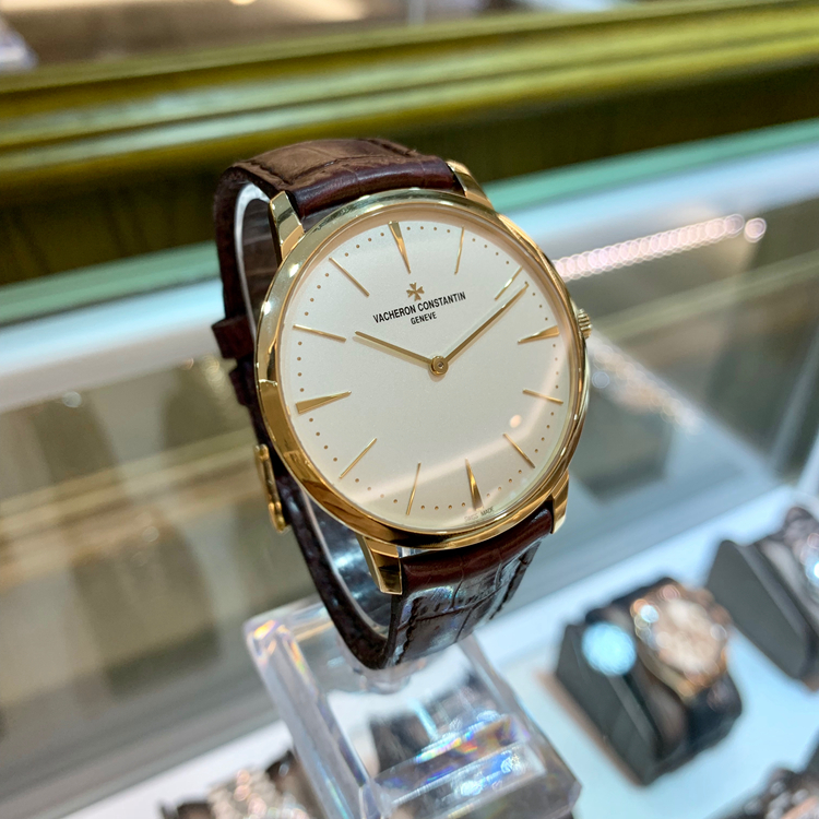 Vacheron Constantin 江诗丹顿 传承系列，81180/000J-9118。40毫米表径，18K黄金表壳，银白色面盘，Cal.1400手动上弦机械机芯，动力储备40小时，专柜定价：145000元。 单表无附件。