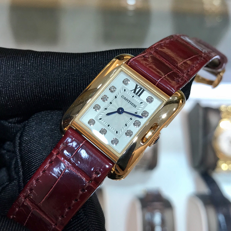 Cartier 卡地亚 Tank 坦克系列，WJTA0007。30.2 x 22.7毫米表径，18K玫瑰金表壳，镀银漆面，镶嵌11颗明亮式切割圆钻，精准石英机身，专柜定价：86500元。 单表无附件。