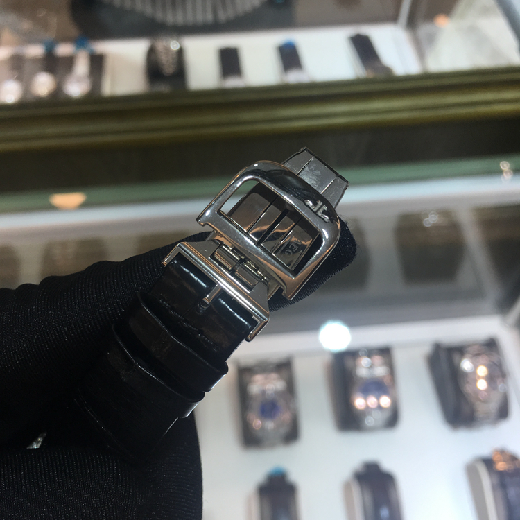 Jaeger-LeCoultre 积家，37毫米表径，18K白金原钻表圈表耳，珍珠贝母面盘，自动上弦机械机芯。 单表无附件。