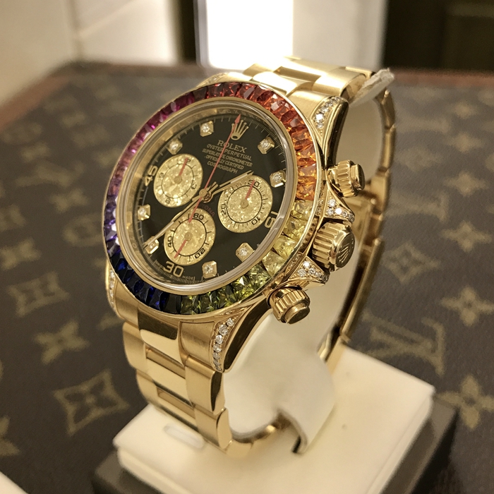 Rolex 劳力士 迪通拿系列，116528。40毫米表径，18K黄金后加钻彩虹圈，黑色表盘镶有钻石，镶托镶有钻石，中央时、分及秒针，小秒针设于6点位置，通过中央指针使定时器精准至1/8秒，30分钟和12小时计时盘分别设于3点和9点位置，秒针暂停功能以准确调校时间。蚝式三排链节表带，蚝式保险摺扣配5毫米易调链节伸展系统。旋入式精钢材质底盖，自产 4130型自动上链机械机芯。 单表无附件。