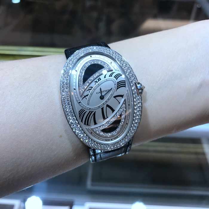 Cartier 卡地亚 Baignoire 浴缸系列，WB520034。44x35.13毫米表径，18K白金镶钻，手动上弦机械机芯，专柜定价：390000元。 单表无附件。