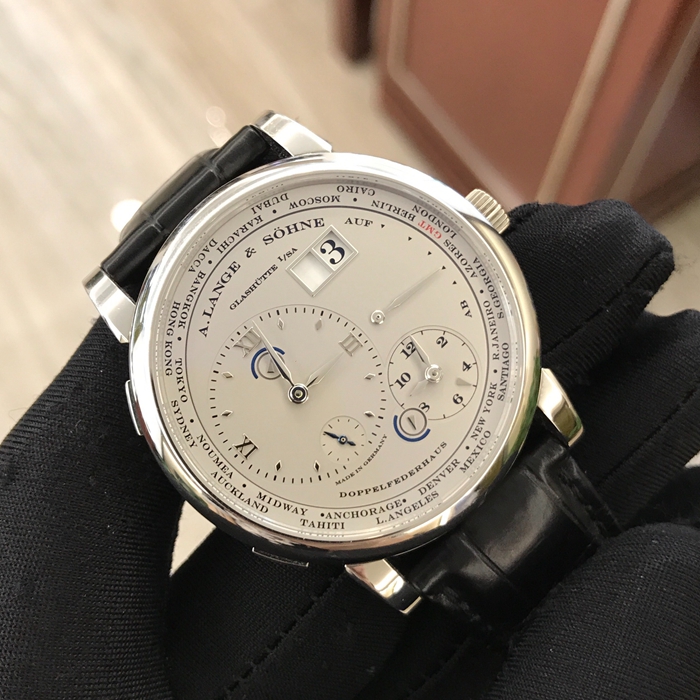 A. Lange & Sohne 朗格 LANGE 1 系列，116.025。41.9毫米表径，PT950铂金表壳，银灰色表盘，视窗式大日历显示，动力储备显示、世界时功能。手动上弦机械机芯，动力储备72小时。专柜定价：507000元。 单表无附件。