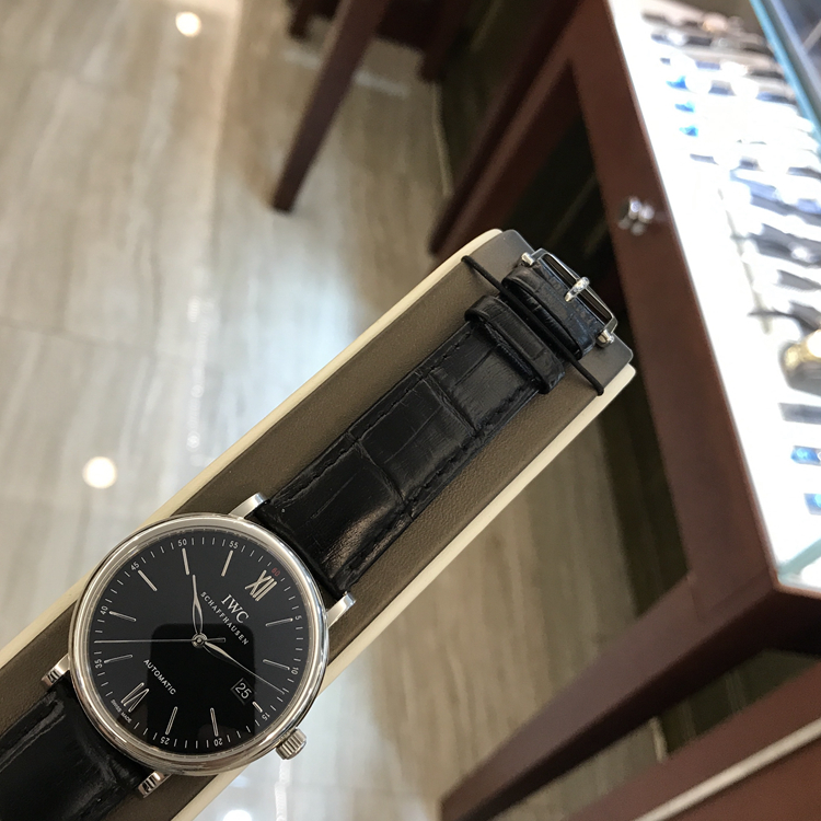 IWC 万国 柏涛菲诺系列，IW356502。40毫米表径，精钢表壳，黑色面盘，3点位置日期显示，35111自动上弦机械机芯，专柜定价：33600元。 单表无附件。