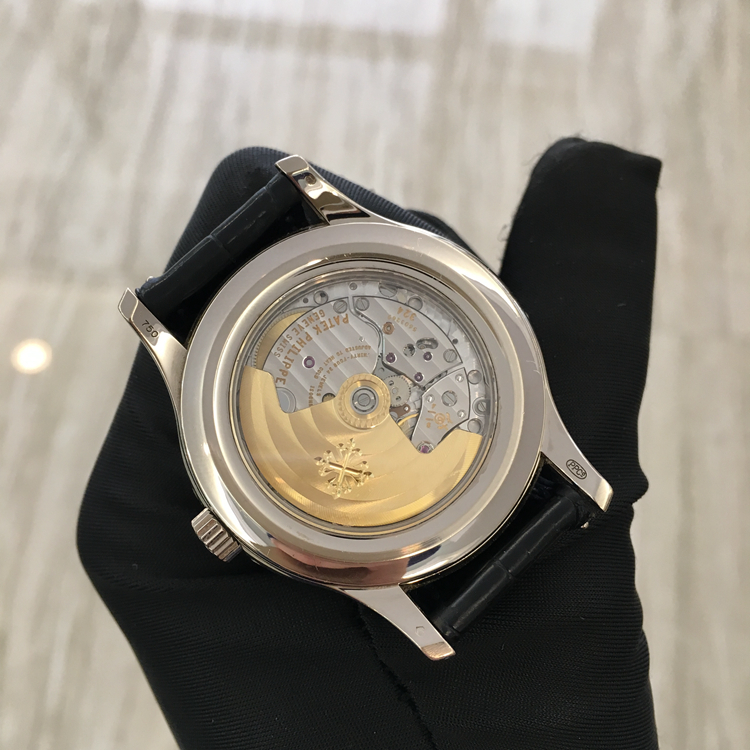 PATEK PHILIPPE 百达翡丽 复杂功能时计系列，5205G-001。40毫米表径，18K白金表壳，月份、星期、日期、月相功能，Cal.324 S QA LU 24 H自动上弦机械机芯，动力储备45小时，专柜定价：361300元。 单表无附件。