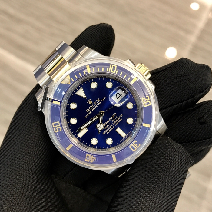 Rolex 劳力士 潜航者日历型系列 116613LB-97203。40毫米表径，904L不锈钢/18k黄金表壳，60分钟渐进刻度单向旋转外圈，配抗刮损Cerachrom陶质字圈，金涂层数字及刻度。蓝色表盘，易读Chromalight夜光显示配长效蓝色亮光物料。中央时、分及秒针，表面设瞬跳日历，快速更正；秒针暂停功能以准确调校时间。蚝式三排链节表带，旋入式底盖，自产3135自动上弦机械机芯，动力储备48小时。 全套附件齐全。