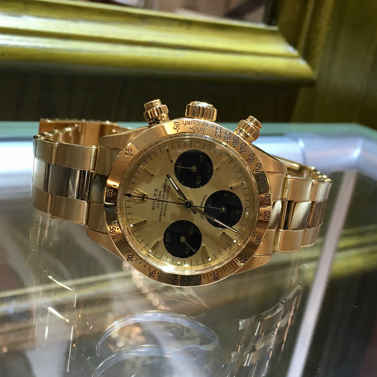 Rolex 劳力士 宇宙计型迪通拿系列，6265。37毫米表径，18K黄金表壳，黄色面盘，表盘配蜗形小秒针盘，中央时、分及秒针；计时功能，自动上弦机械机芯。 单表无附件。