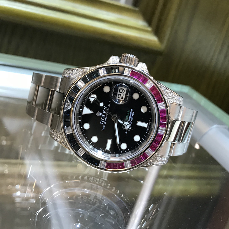 Rolex 劳力士 格林尼治型II系列，116759 SAru-78209。40毫米表径，18K白金原钻表壳，黑色表盘，中央时、分及秒针，24小时显示，3点位置为瞬跳日历，蚝式三排链节表带，自动上弦机械机芯。专柜定价：615200港币。 单表无附件。