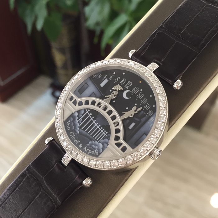 Van Cleef & Arpels 梵克雅宝 诗意复杂功能腕表系列， VCARN9VI00。梵克雅宝恋人之桥腕表的技术和创意名动一方，在表盘中，男孩显示分钟，女孩显示小时，表盘成为一对恋人的相遇地点，在每天23：55的时候女孩终于轻轻一跃，扑到男孩怀中，深情拥吻5分钟，这款腕表堪称机械与爱情的完美结合。专柜定价：880000元。 单表无附件。