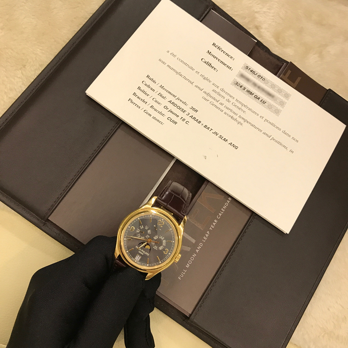 PATEK PHILIPPE 百达翡丽 复杂功能时计系列，5146J-010。39毫米表径，18K黄金表壳。深灰色表盘，金质立体时标和字块，中心大秒针。年历功能，指针式星期和月份显示、动力储存显示，视窗式日期显示、月相显示。自产 324 S IRM QA LU 自动上弦机械机芯，动力储备35小时-45小时。双P印记。蓝宝石水晶透盖，折叠式表扣。专柜定价：296000元。 单表附保卡。