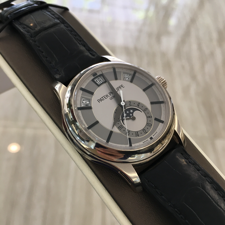 PATEK PHILIPPE 百达翡丽 复杂功能时计系列，5205G-001。40毫米表径，18K白金表壳，月份、星期、日期、月相功能，Cal.324 S QA LU 24 H自动上弦机械机芯，动力储备45小时，专柜定价：361300元。 单表无附件。