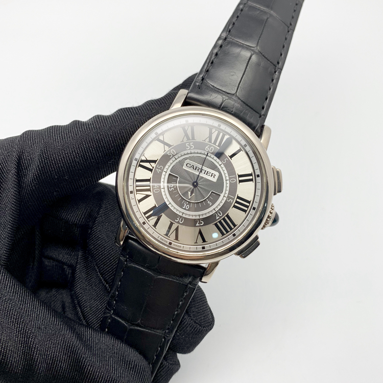 CARTIER 卡地亚 ROTONDE DE CARTIER系列，W1556051。18K白金表壳，42毫米表径，自产Cal.9907MC手动计时机械机芯，动力储备51小时。专柜定价307000元。 单表无附件。