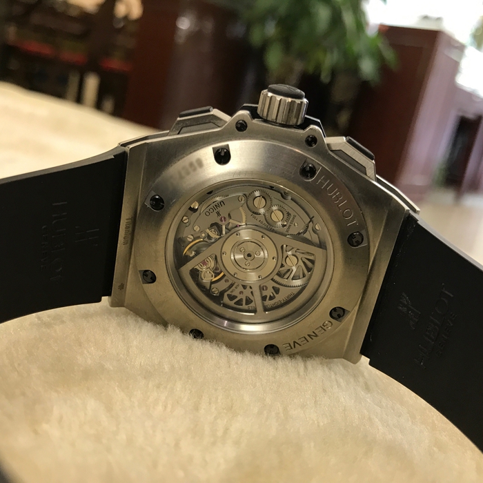 Hublot 宇舶 王者至尊系列，701.NX.0170.RX。48毫米表径，钛金属表壳，日期显示，计时功能自动上弦机械机芯，动力储备72小时。 单表无附件。