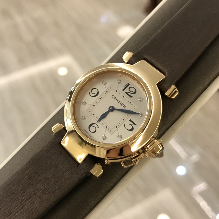 Cartier 卡地亚 Pasha 帕莎系列，WJ11913G。32毫米表径，18K玫瑰金表壳，原装钻石刻度。自动上弦机械机芯，动力储备38小时。专柜定价：134000元。 全套附件齐全。