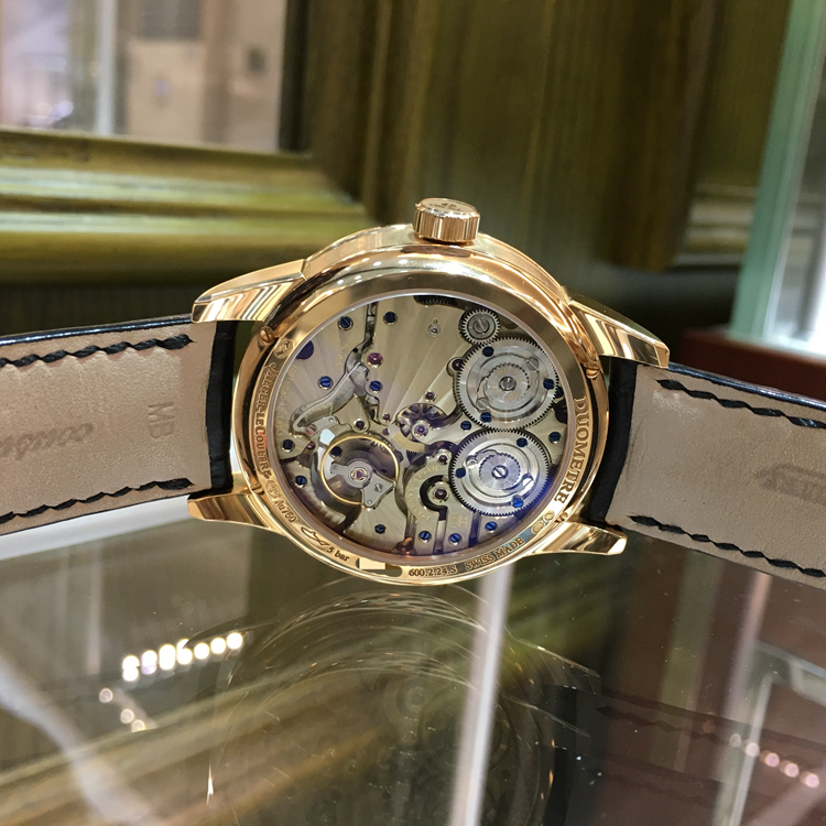 Jaeger-LeCoultre 积家 双翼系列，Q6042520。42毫米表径，18K玫瑰金表壳，银色面盘，9点位置为月相显示，指针式日期显示，Cal.381手动上弦机械机芯，动力储备50小时。专柜定价：321000元。 单表无附件。