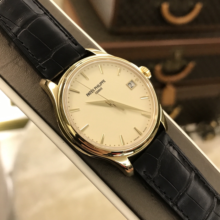 PATEK PHILIPPE 百达翡丽 Calatrava 古典表系列，5227J-001。39毫米表径，18K黄金表壳， 象牙白漆面表盘，金质立体时标，中心大秒针，3点位置视窗式日期显示，蓝宝石水晶透盖带隐形铰链防尘盖。自产324 S C自动上弦机械机芯，动力储备35-45小时。专柜定价：247700元。 单表无附件。