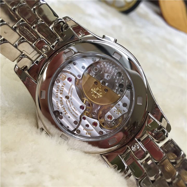 PATEK PHILIPPE 百达翡丽 复杂功能时计系列，5130/1G-011，39.5毫米表径，18K白金表壳，日辉纹雕花表盘，金质立体时标，世界时间显示，自动上弦机械机芯，动力储备48小时。专柜定价：503900元。 单表无附件。