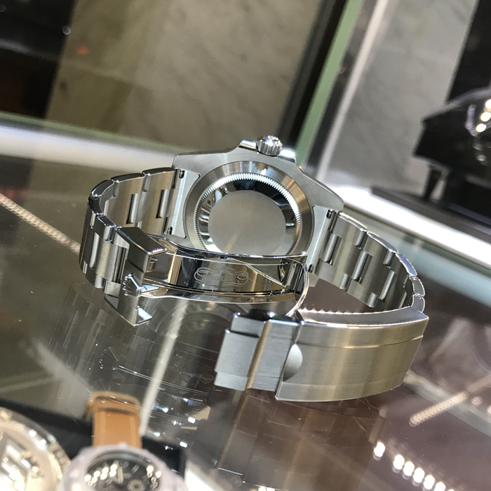 Rolex 劳力士 潜航者型，116610LN-97200，后加钻后改蓝色面盘。40毫米表径，精钢表壳，中央时、分及秒针；瞬跳日历，快速更正；秒针暂停功能以准确调校时间。自产3135型自动上弦机械机芯，动力储备48小时。专柜定价：65900元。 单表无附件。