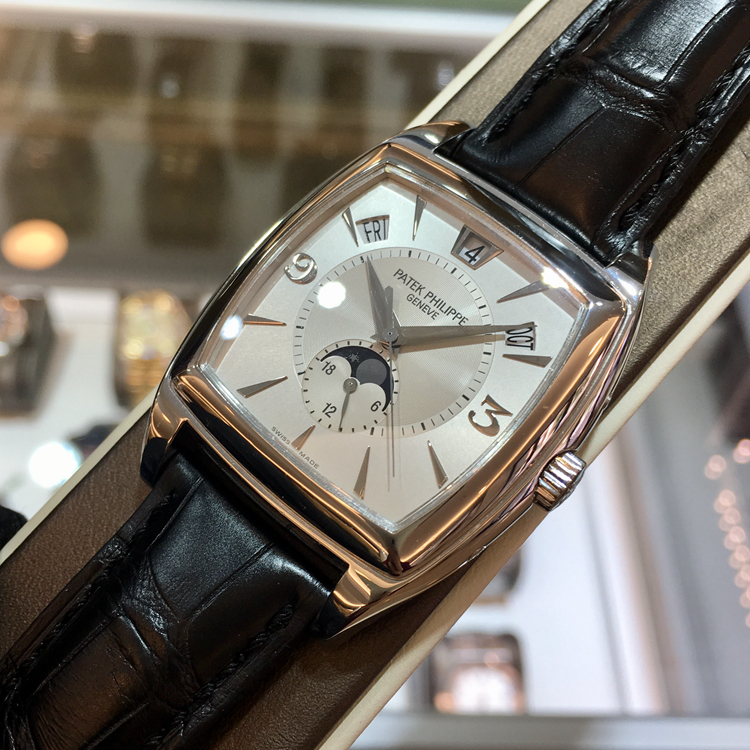 PATEK PHILIPPE 百达翡丽 复杂功能时计系列，5135G。38x51毫米表径，18K白金表壳，银灰色酒桶面盘，6点位置为月相显示，星期、日期、月份显示功能，Cal.324 S QA LU 24 H自动上弦机械机芯，动力储备45小时。 单表无附件。