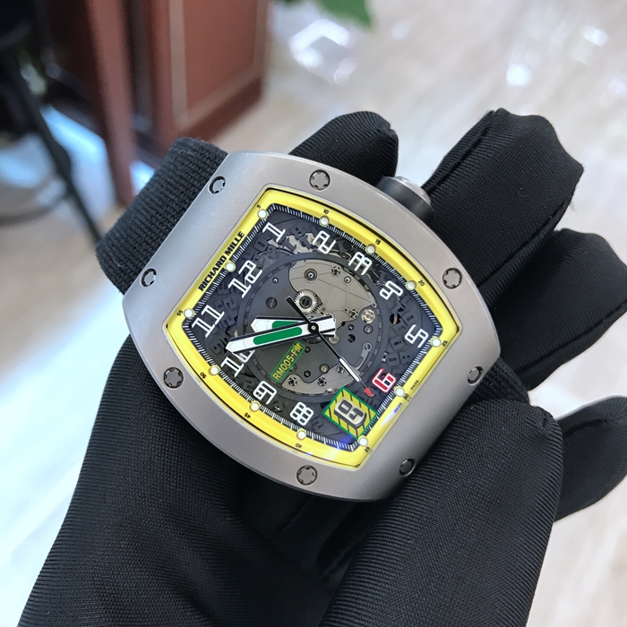 RICHARD MILLE 理查德米勒 RM 005。45*37.8毫米表径。钛合金表壳，酒桶型表盘，蓝宝石水晶玻璃表镜。自动上弦机械机芯。动力储备55小时。 单表无附件。