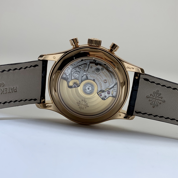 PATEK PHILIPPE 百达翡丽 复杂功能时计系列，5961R-010。40.5毫米表径，18K玫瑰金原钻表壳，乌木黑荧彩面盘，8枚长形钻石时标，星期显示、日期显示、月份显示、动力储备显示，计时功能，6 时位置设有 60 分钟和 12 小时单计时器。蓝宝石水晶透盖。Cal.CH 28-520 IRM QA 24H自动上弦机械机芯，动力储备55小时。专柜定价：979400元。 单表无附件。