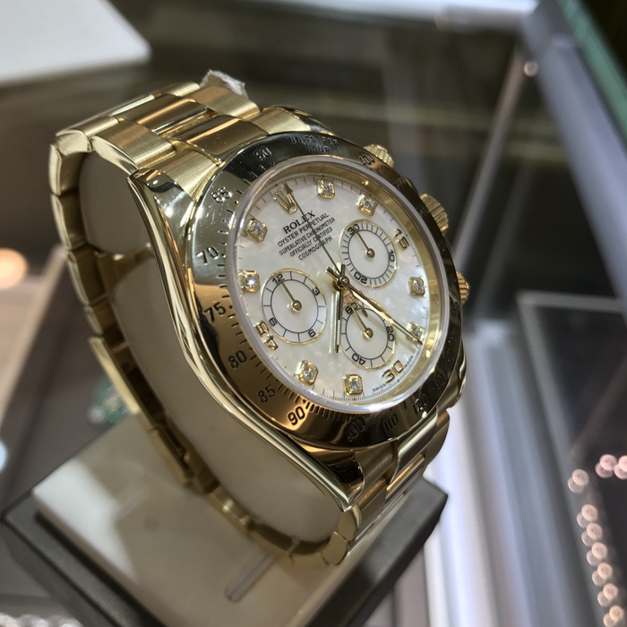 Rolex 劳力士 宇宙计型迪通拿系列 116528-78598。40毫米表径，18K黄金表壳，珍珠贝母表盘镶嵌8颗钻石，中央时、分及秒针；蓝宝石水晶玻璃表镜，蚝式三排链节表带，旋入式三扣锁三重防水系统表冠。自产4130自动上弦机械机芯。 单表无附件。