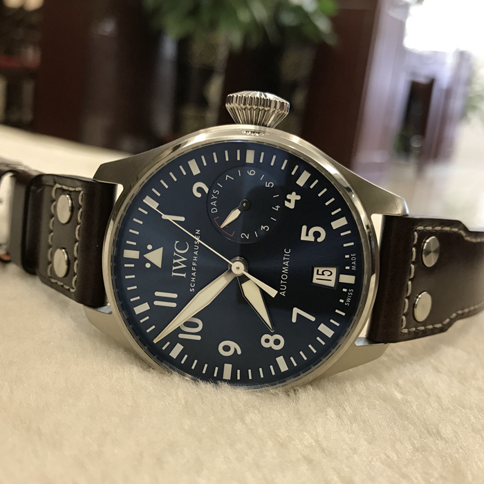 IWC 万国 飞行员系列，IW500916。小王子，圣爱修伯里纪念版，精钢夜蓝色放射面。“6点钟”位置设有日期显示窗口，“3点钟”位置设有动力储备显示窗口，46毫米表径。精钢表底镌刻身穿大衣、携带佩剑的小王子形象。自制51111型自动上弦机芯，动力储备168小时（7天）。专柜定价：99500元。