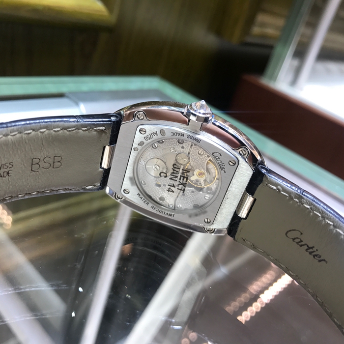 Cartier 卡地亚 Baignoire 浴缸系列，WB520034。44x35.13毫米表径，18K白金镶钻，手动上弦机械机芯，专柜定价：390000元。 单表无附件。