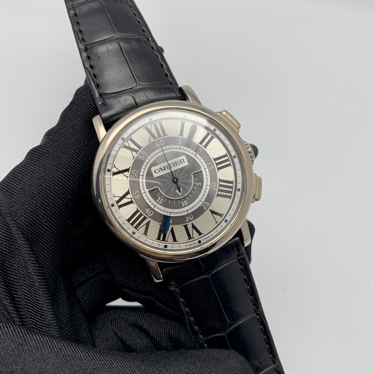 CARTIER 卡地亚 ROTONDE DE CARTIER系列，W1556051。18K白金表壳，42毫米表径，自产Cal.9907MC手动计时机械机芯，动力储备51小时。专柜定价307000元。 单表无附件。