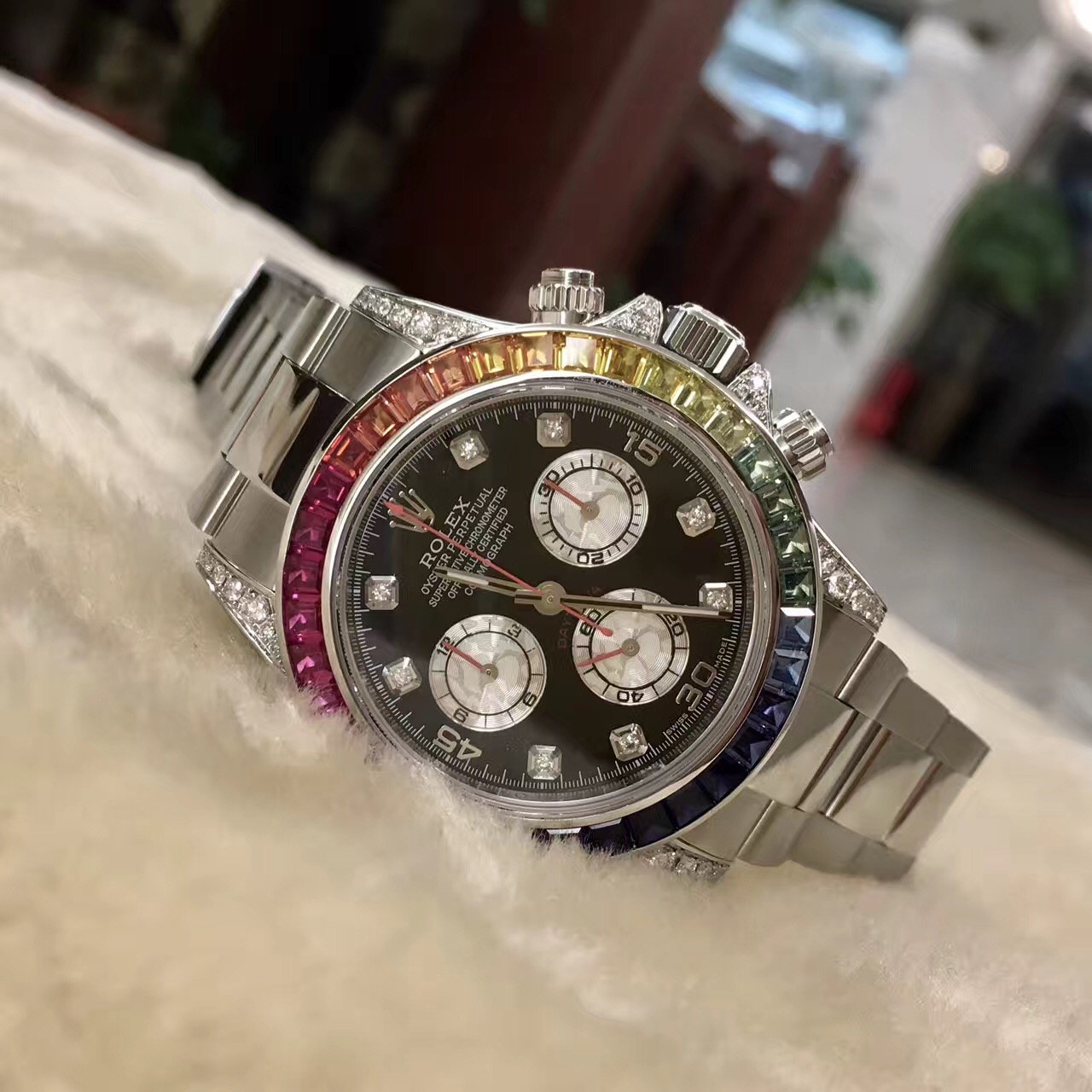 Rolex 劳力士 迪通拿系列，116520，精钢后镶钻彩虹圈，40mm表径，黑色表盘镶有钻石，镶托镶有钻石，中央时、分及秒针，小秒针设于6点位置，通过中央指针使定时器精准至1/8秒，30分钟和12小时计时盘分别设于3点和9点位置，秒针暂停功能以准确调校时间。蚝式三排链节表带，蚝式保险摺扣配5毫米易调链节伸展系统。旋入式精钢材质底盖，自产 4130型自动上链机械机芯，动力储备72小时。