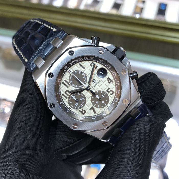 Audermars Piguet 爱彼 皇家橡树离岸型系列，26470ST.OO.A801CR.01。42毫米表径，精钢表壳，象牙白表盘镌刻“Méga Tapisserie”超大格纹装饰，搭配棕色计时器、棕色荧光阿拉伯数字、白金荧光皇家橡树指针及棕色内表圈，3点位置日期显示。自产Calibre 3126/3840自动上弦机械机芯，动力储备50小时。专柜定价：195000元。 单表无附件。