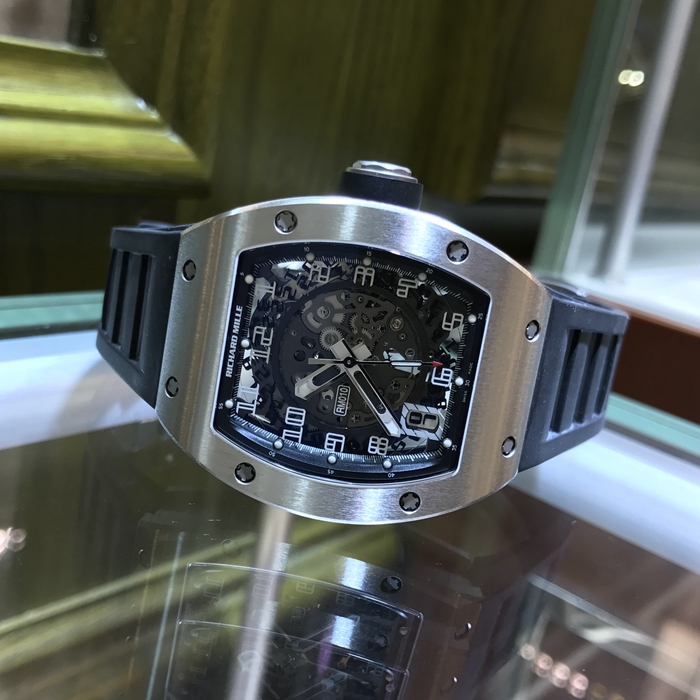 RICHARD MILLE 理查德米勒 男士系列，RM 010 Ti。48 x 39.30毫米表径，钛金属表壳。镂空表盘，7点位置日历显示。自动上弦机械机芯，动力储备48小时。专柜定价：515000元。 单表无附件。