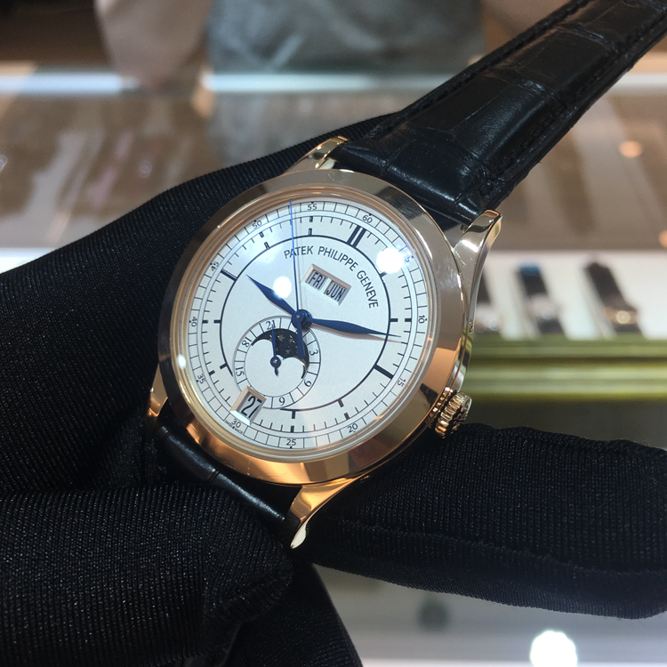 PATEK PHILIPPE 百达翡丽 复杂功能计时系列，5396R-001。38毫米表径，18K玫瑰金表壳，白色面盘，视窗式星期、日期和月份显示，以及月相显示。自动上弦机械机芯。 单表无附件。