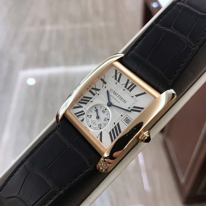 Cartier 卡地亚 Tank MC系列，W5330001，34.3*44毫米表径，18K玫瑰金表壳，18K玫瑰金多切面表冠，镶嵌一颗多切面蓝宝石，镀银扭索雕纹表盘，剑形蓝钢指针，蓝宝石水晶镜面，18K玫瑰K金折叠表扣，3时位置设日历显示窗，6时位置设小秒针表盘，蓝宝石水晶透明表背。卡地亚1904-PS MC型工作坊精制自动上链机械机芯。刘德华同款。专柜定价：154000元。 单表无附件。