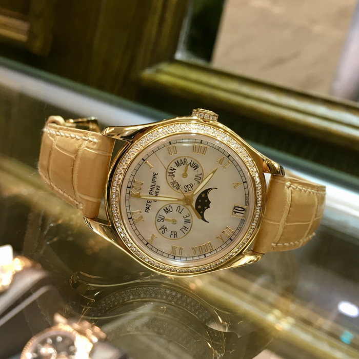 PATEK PHILIPPE 百达翡丽 复杂功能系列，4936J，表径37毫米，18K黄金，表壳镶嵌156颗钻石（约0.93克拉），表冠镶嵌14颗钻石（约0.07克拉）。白色巴厘岛珍珠母贝表盘，金质罗马立体时标。年历，指针式星期和月份显示，视窗式日期显示，月相显示，中心大秒针。蓝宝石水晶透盖。CAL.324 S QA LU 自动上弦机械机芯，动力储备35小时-45小时。专柜定价：322500元。 全套附件齐全。