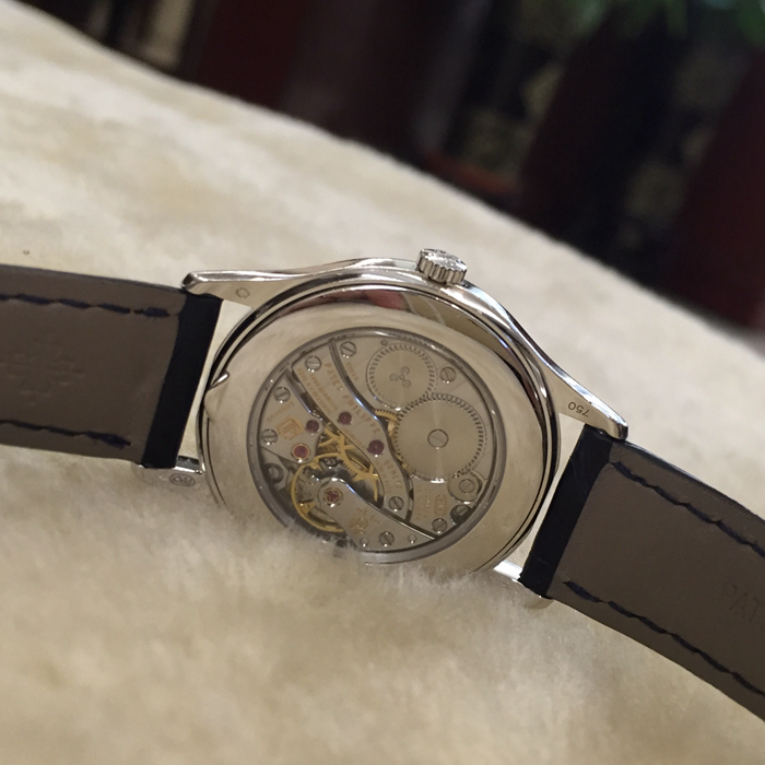 PATEK PHILIPPE 百达翡丽 古典表Calatrava系列，4897G-001。33毫米表径，18K白金金表壳，表圈镶嵌 72 颗钻石（~0.47 克拉）。雕饰纹夜蓝色表盘，金质涂层时标，中心大秒针。?针扣，蓝宝石水晶透盖。215 手动上弦机械机芯，动力储备44小时。双P印记。专柜价格214700元。