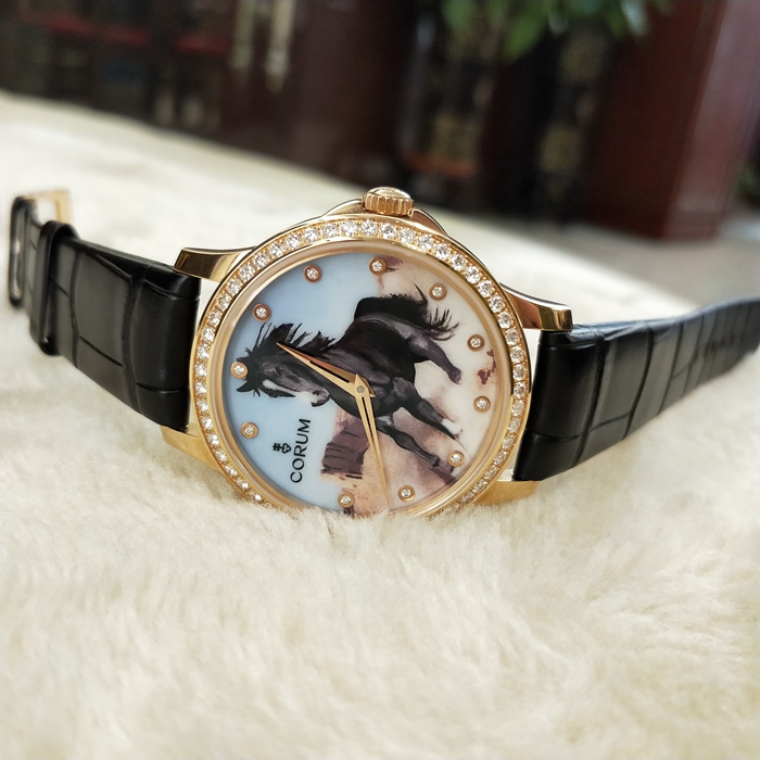 CORUM 昆仑 082.659.85/0001 CH01。40毫米表径，18K玫瑰金镶钻表壳，约1.71克拉。骏马奔腾彩绘表盘，自动上弦机械机芯。全球限量5支。 单表附保卡。