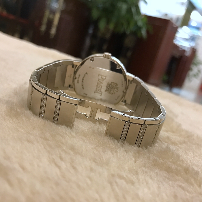 PIAGET 伯爵 POLO 系列，G0A26025。38毫米表径，18K白金表壳。银色表盘，镶钻刻度，6点位置日期显示。蓝宝石水晶玻璃表镜，自动上弦机械机芯。专柜定价：714800元。 全套附件齐全。