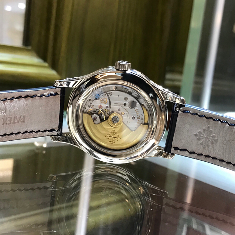 PATEK PHILIPPE 百达翡丽 复杂功能时计系列，5205G-001。40毫米表径，18K白金表壳，月份、星期、日期、月相功能，Cal.324 S QA LU 24 H自动上弦机械机芯，动力储备45小时，专柜定价：361300元。 单表无附件。