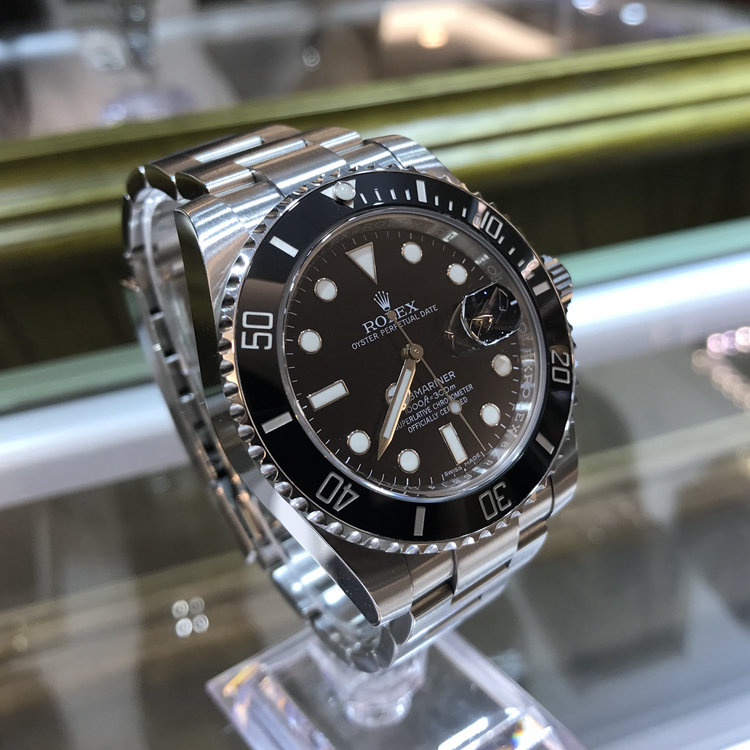 ROLEX 劳力士 潜航者型系列，黑水鬼，116610LN-97200，40毫米表径，精钢表壳，60分钟渐进刻度单向旋转外圈，配抗刮损Cerachrom陶质字圈，铂金涂层数字及刻度，中央时、分及秒针；瞬跳日历，快速更正；秒针暂停功能以准确调校时间。自产3135型自动上弦机械机芯，动力储备48小时。专柜定价：65900元。 全套附件齐全。