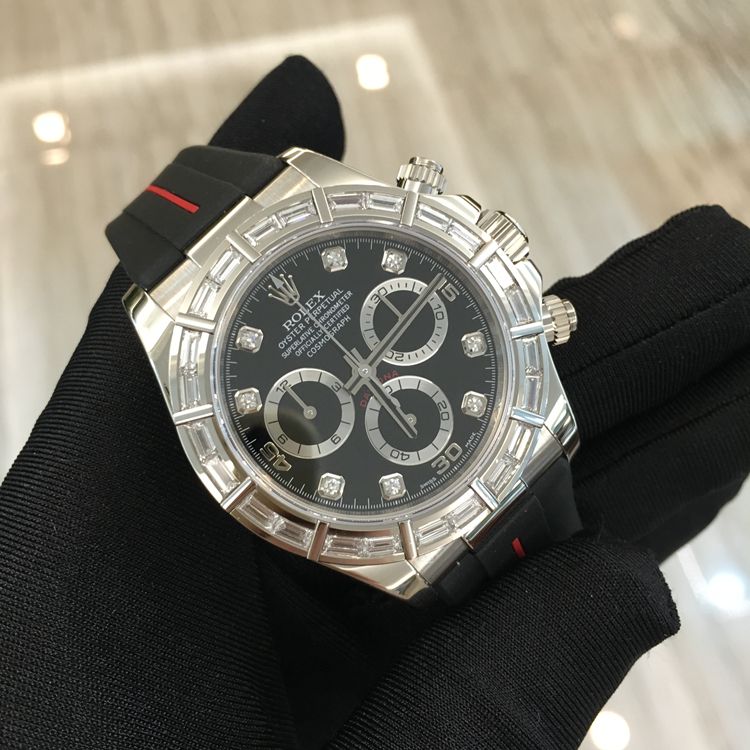 Rolex 劳力士 宇宙计型迪通拿系列，116589。40毫米表径，18K白金T方钻圈，黑色面盘，刻度8颗大包钻，6点位置小秒针显示，30分钟和12小时计时分别设于3点和9点位置，蓝宝石水晶玻璃表镜，自动上弦机械机芯。 单表无附件。