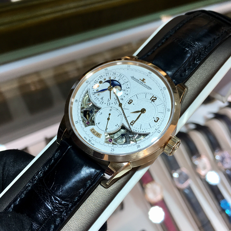 Jaeger-LeCoultre 积家 双翼系列，Q6042520。42毫米表径，18K玫瑰金表壳，银色面盘，9点位置为月相显示，指针式日期显示，Cal.381手动上弦机械机芯，动力储备50小时。专柜定价：321000元。 单表无附件。