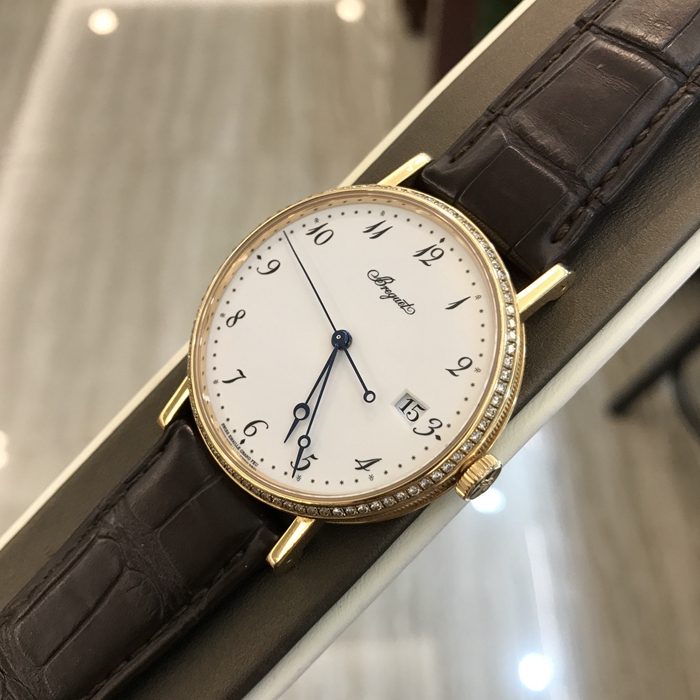 Breguet 宝玑 Classique 经典系列，5178BR。38毫米表径，18K玫瑰金原镶钻圈，大明火白色珐琅表盘搭配蓝钢宝玑针，3点位置日期显示，自动上弦机械机芯。专柜定价：218500元。 单表无附件。