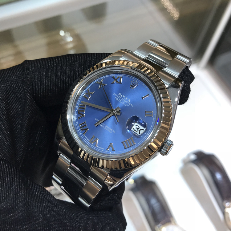 ROLEX 劳力士 日志型系列，116334。41毫米表径，18K白金表壳，深蓝色面盘，罗马数字时标，3点位置为凸透镜放大日历，自产3135型自动上弦机械机芯，动力储备48小时。专柜定价：71100元。 单表无附件。