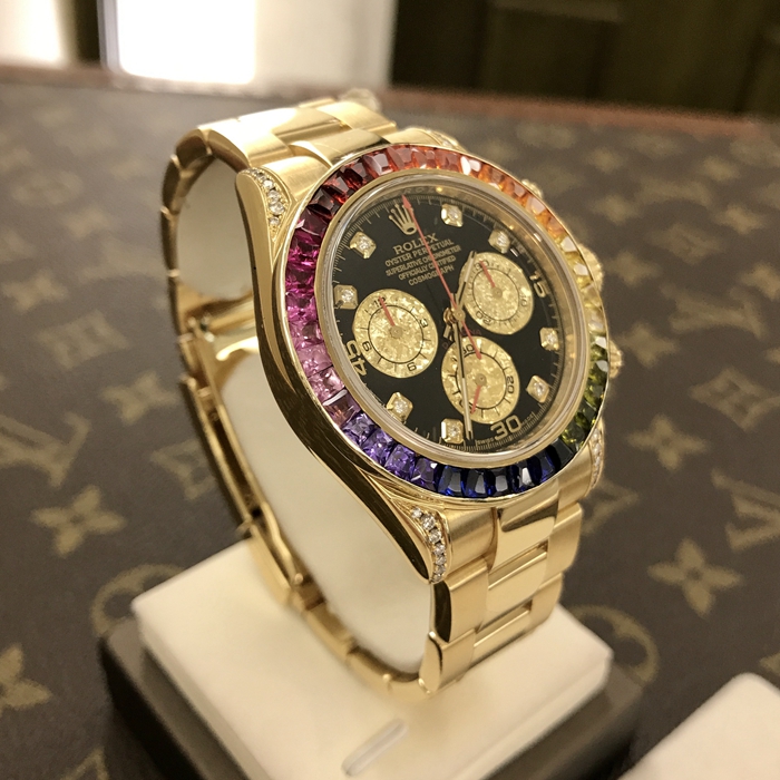 Rolex 劳力士 迪通拿系列，116528。40毫米表径，18K黄金后加钻彩虹圈，黑色表盘镶有钻石，镶托镶有钻石，中央时、分及秒针，小秒针设于6点位置，通过中央指针使定时器精准至1/8秒，30分钟和12小时计时盘分别设于3点和9点位置，秒针暂停功能以准确调校时间。蚝式三排链节表带，蚝式保险摺扣配5毫米易调链节伸展系统。旋入式精钢材质底盖，自产 4130型自动上链机械机芯。 单表无附件。