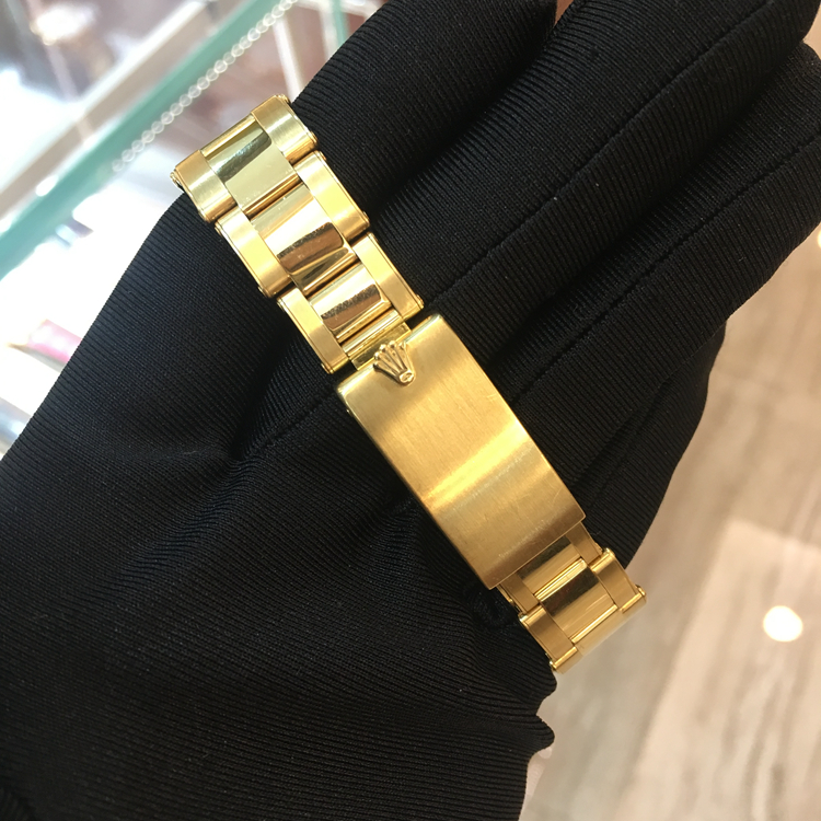 Rolex 劳力士 宇宙计型迪通拿系列，6265。37毫米表径，18K黄金表壳，黄色面盘，表盘配蜗形小秒针盘，中央时、分及秒针；计时功能，自动上弦机械机芯。 单表无附件。