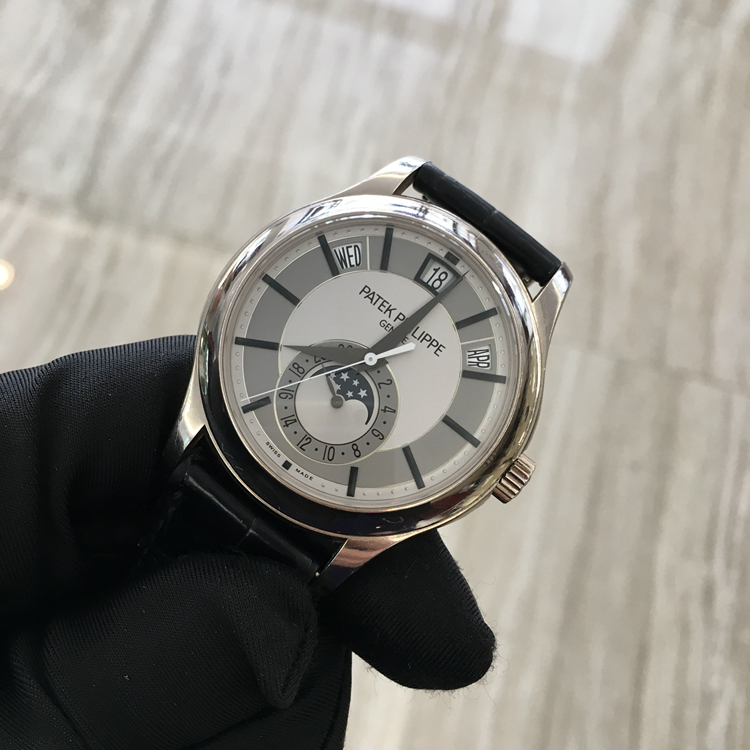 PATEK PHILIPPE 百达翡丽 复杂功能时计系列，5205G-001。40毫米表径，18K白金表壳，月份、星期、日期、月相功能，Cal.324 S QA LU 24 H自动上弦机械机芯，动力储备45小时，专柜定价：361300元。 单表无附件。